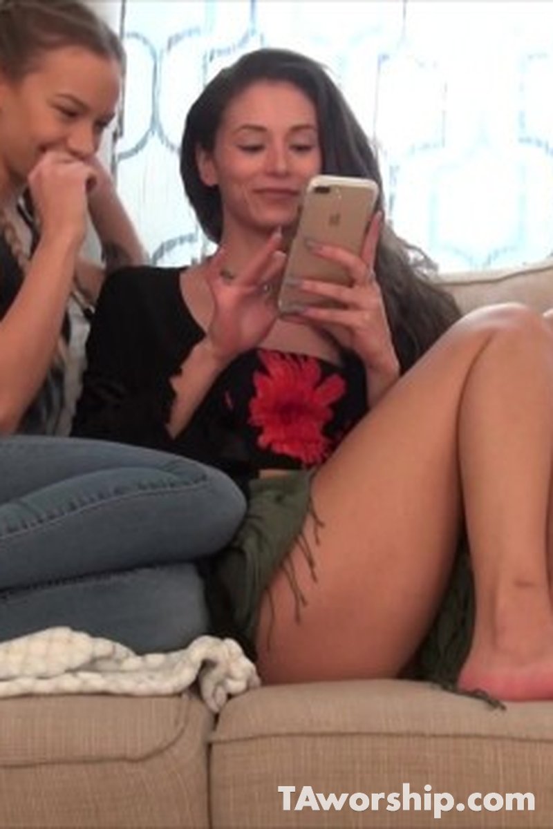 Vacation Pics - Screenshot 1 of 4 - Foot Fetish
