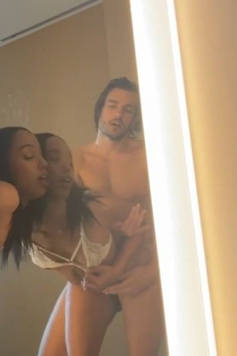 Mirror Image - Screenshot 1 of 4 - Blowjob