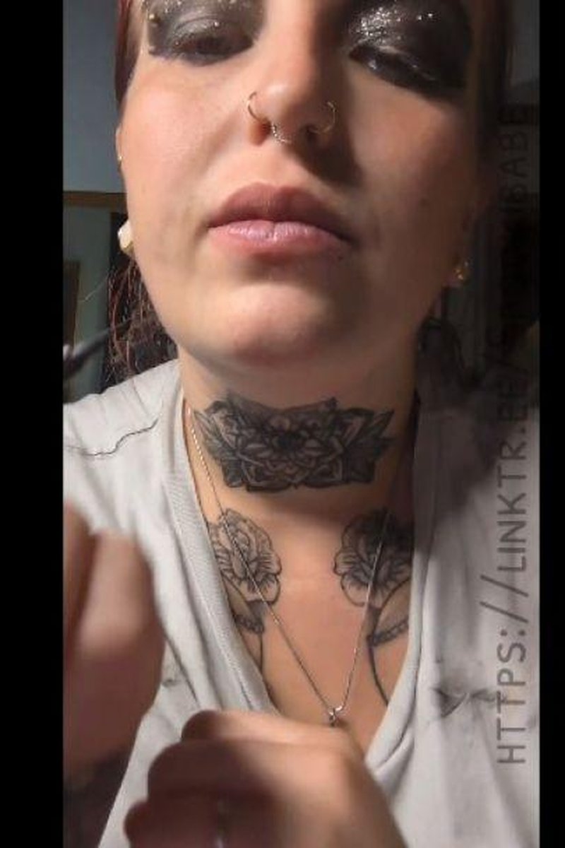 Lipstick Application - Screenshot 1 of 4 - Lip Gloss