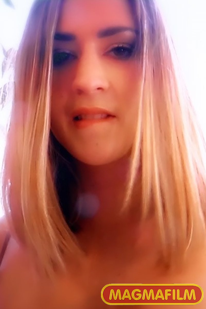 Full Body Show - Screenshot 1 of 4 - Blond Hair