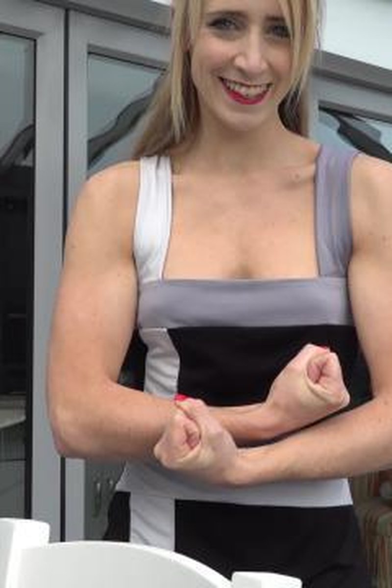 Date With Muscular Girl - Screenshot 1 of 4 - Bodybuilder