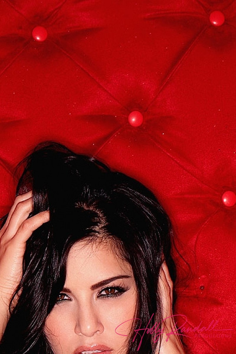 Red Devil - Screenshot 1 of 4 - Babes