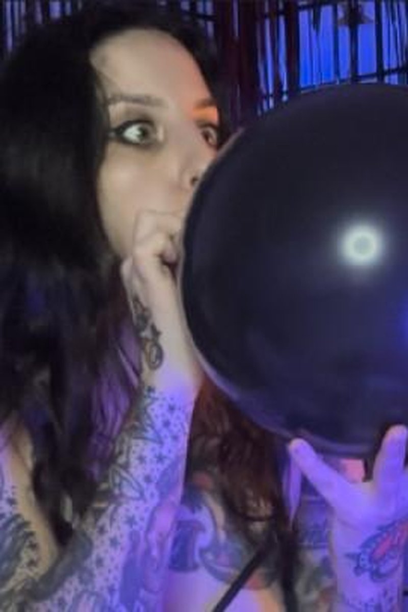 Blowing Balloons - Screenshot 1 of 4 - Balloonblowing