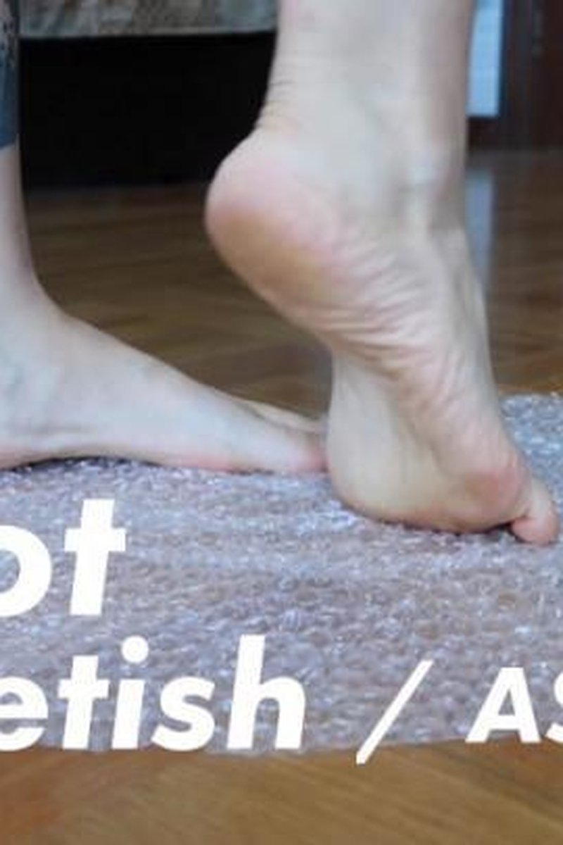 Walking On Bubble Wrap - Screenshot 1 of 4 - Babes