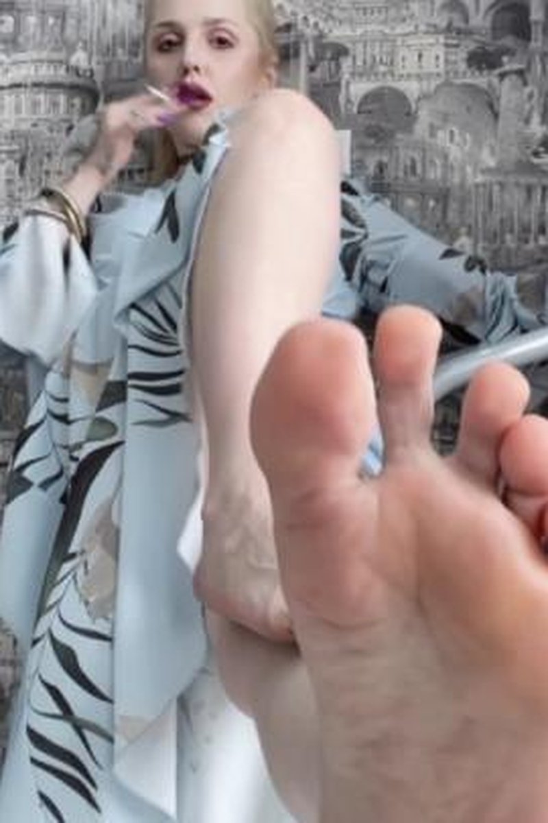 Pale Blonde Goddess Smoking - Screenshot 1 of 4 - Babes