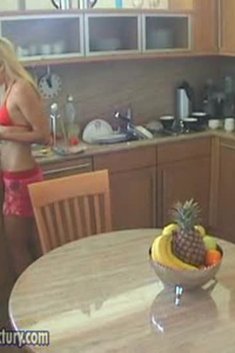 Preparing for a Photo Shoot... - Screenshot 1 of 4 - Babes