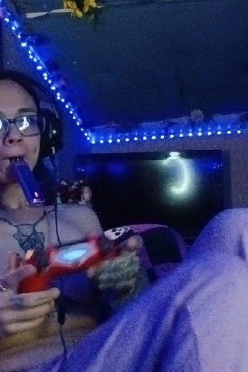 Topless Gaming & Vaping - Screenshot 1 of 4 - Gamer