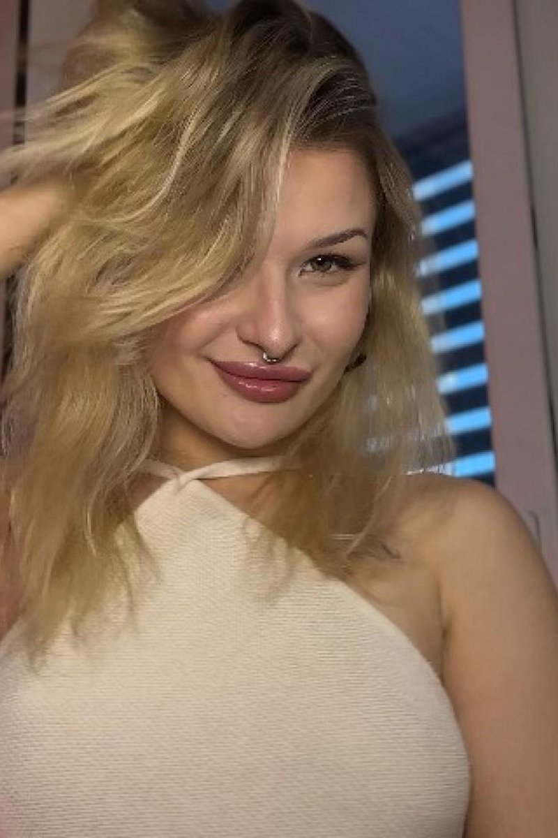 Olivia Hot Dance - Screenshot 1 of 4 - Ass Fetish