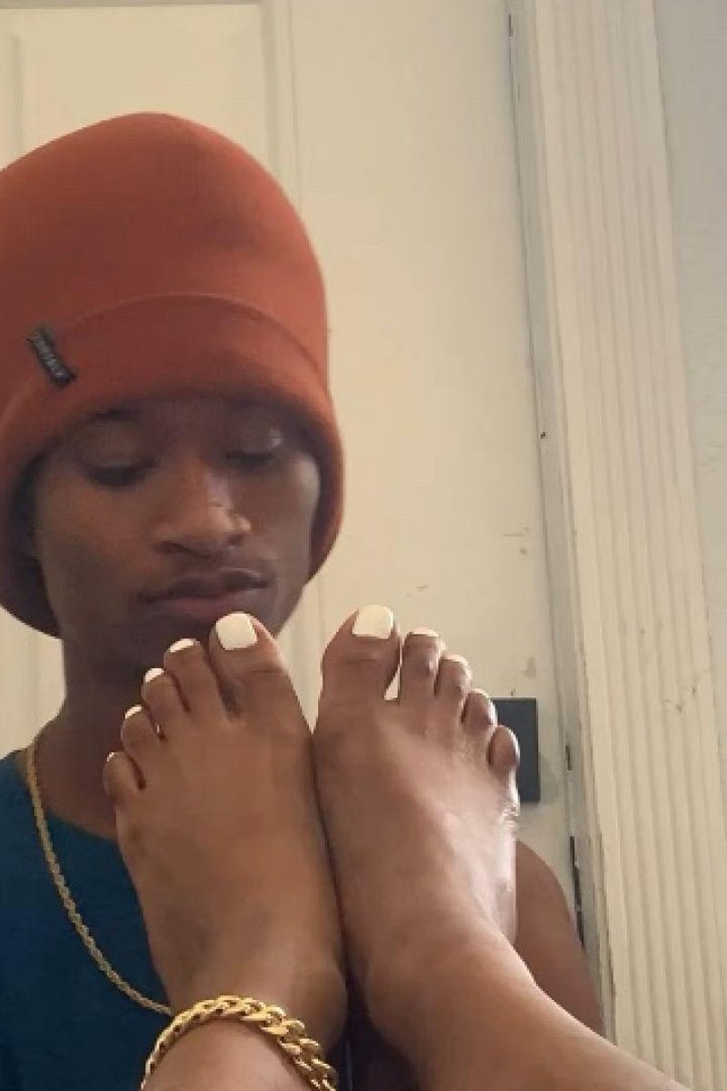 Mandy - Toe Sucking - Screenshot 1 of 4 - Ebonyfootworship