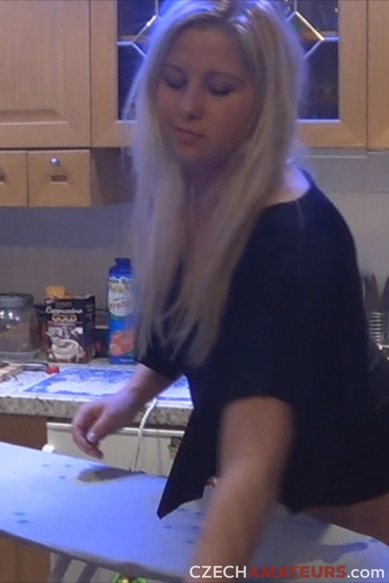 Pregnant Model - Screenshot 1 of 4 - Anal