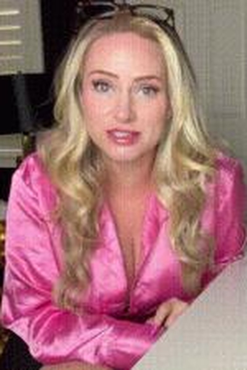 Roxy's Personal Assistant Interview - Screenshot 1 of 4 - Blonde Hair (Female)