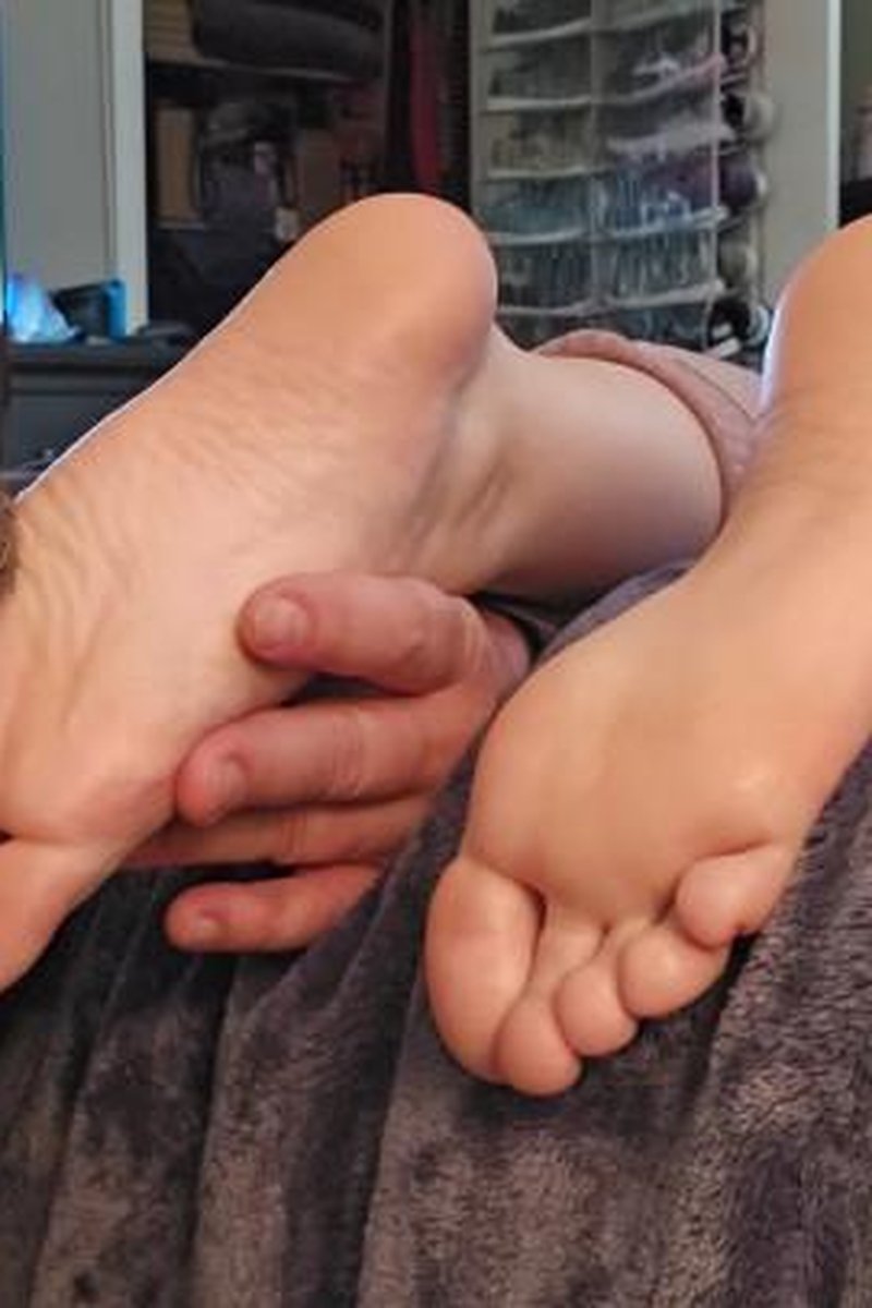TV Toe Sucker Serves My Feet - Screenshot 1 of 4 - Amateur