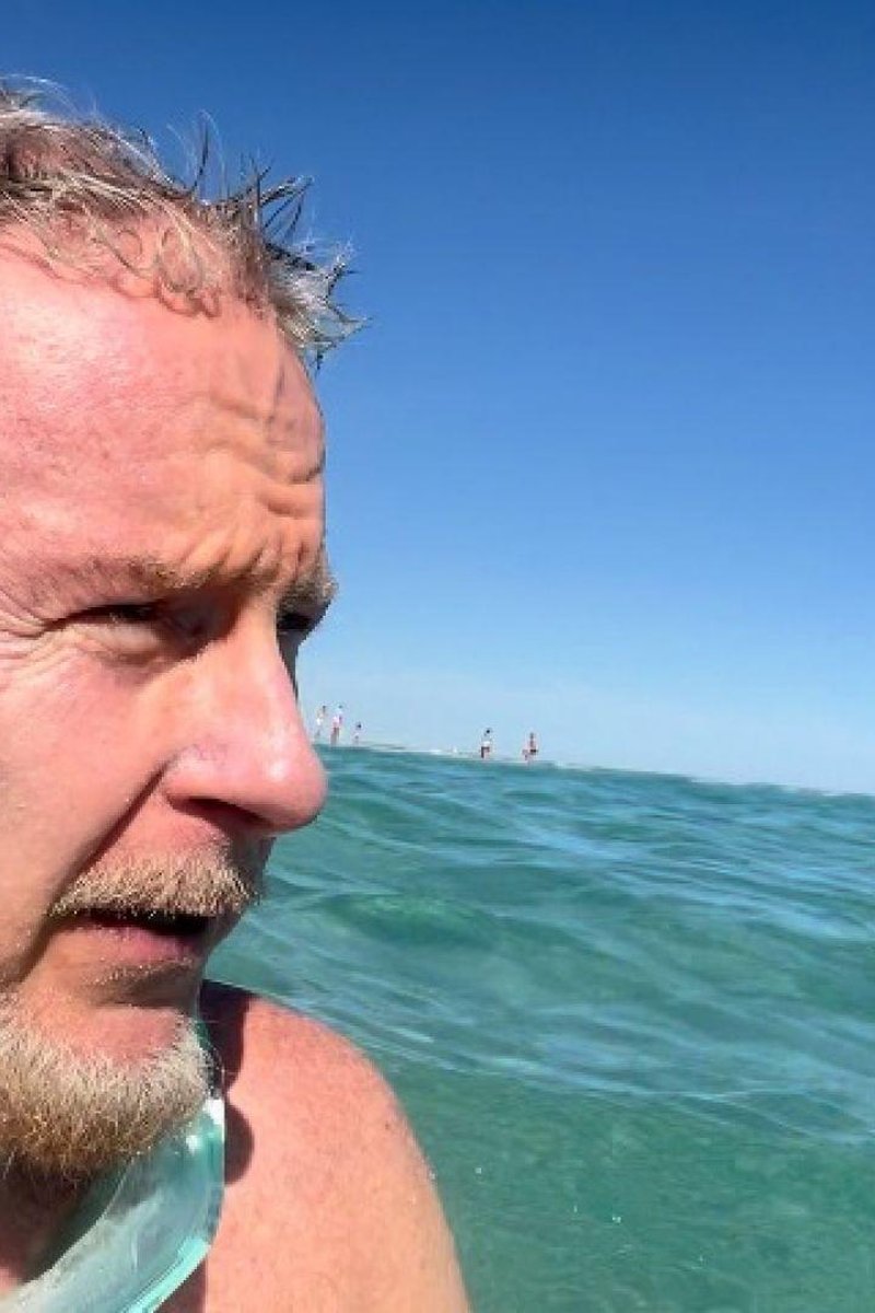 At The Beach - Screenshot 1 of 4 - Bathingsuits