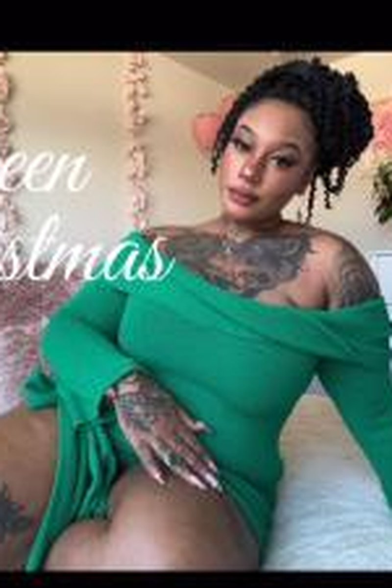 Green Christmas - Screenshot 1 of 4 - Big Tits