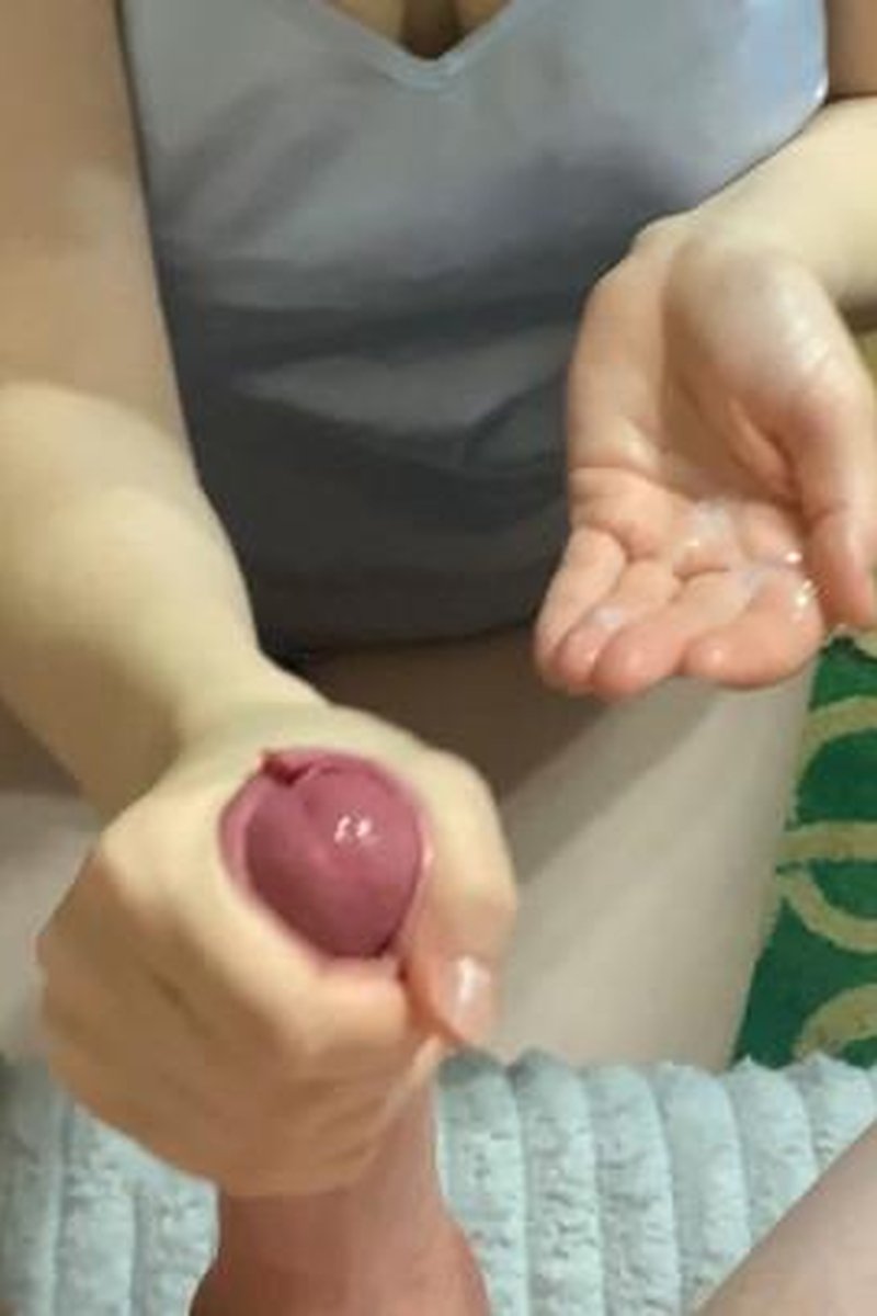 Hard Handjob And Cum As Moisturizer - Screenshot 1 of 4 - Cum Play