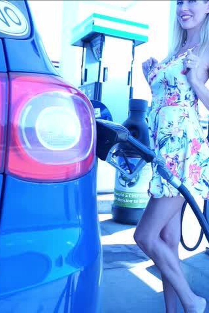 Gas Station Flashing - Screenshot 1 of 4 - Blonde Hair (Female)