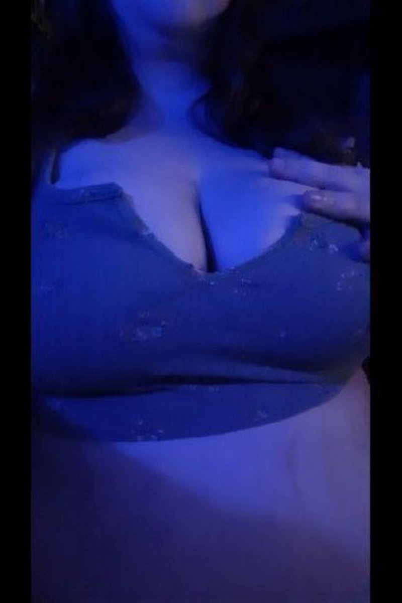 Titty Tease - Screenshot 1 of 4 - BBW