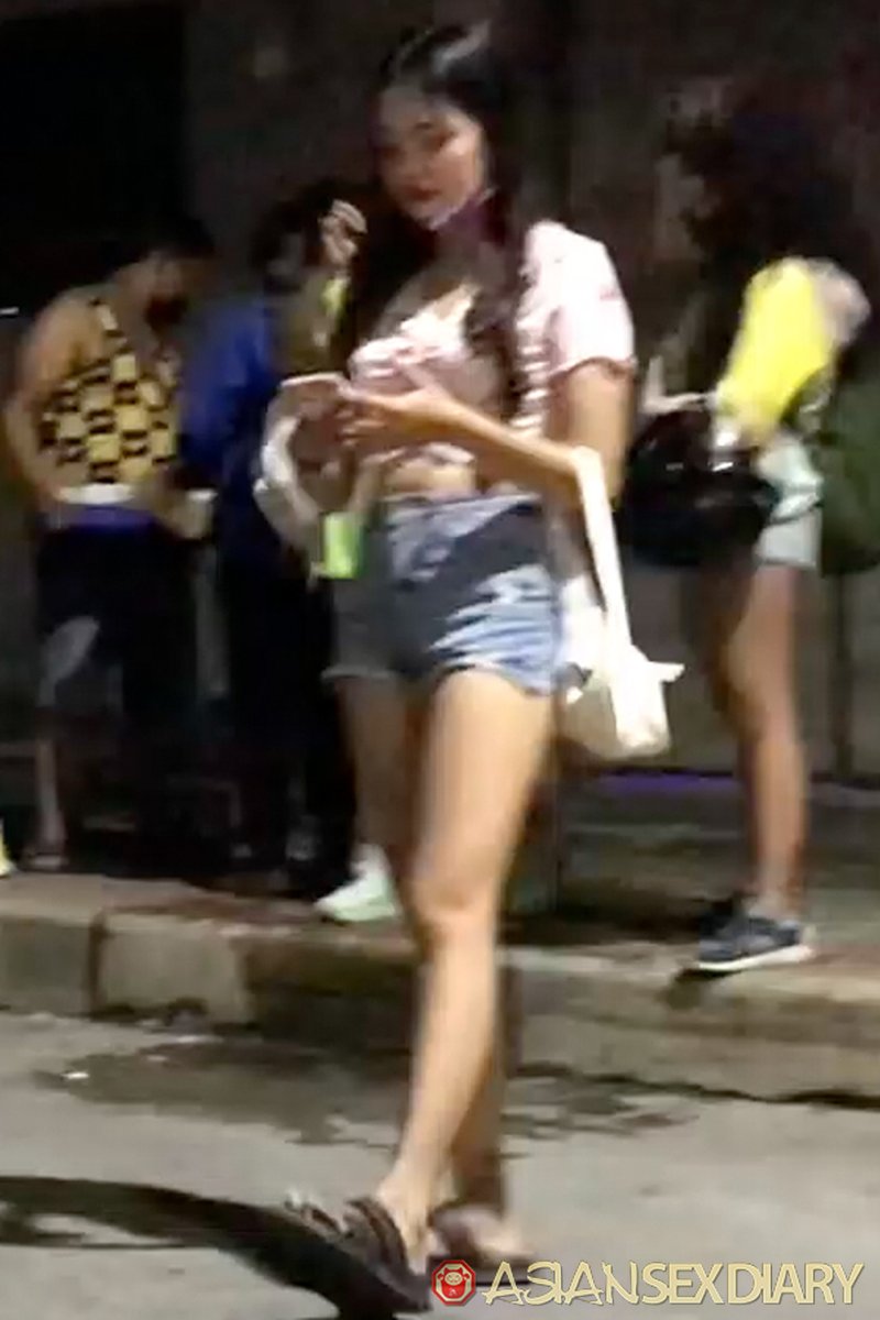 Sexy Legs in Shorts on Hot Pinay - Screenshot 1 of 4 - Asian