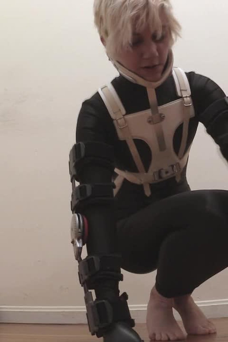 Braces And Compression - Screenshot 1 of 4 - Bondage