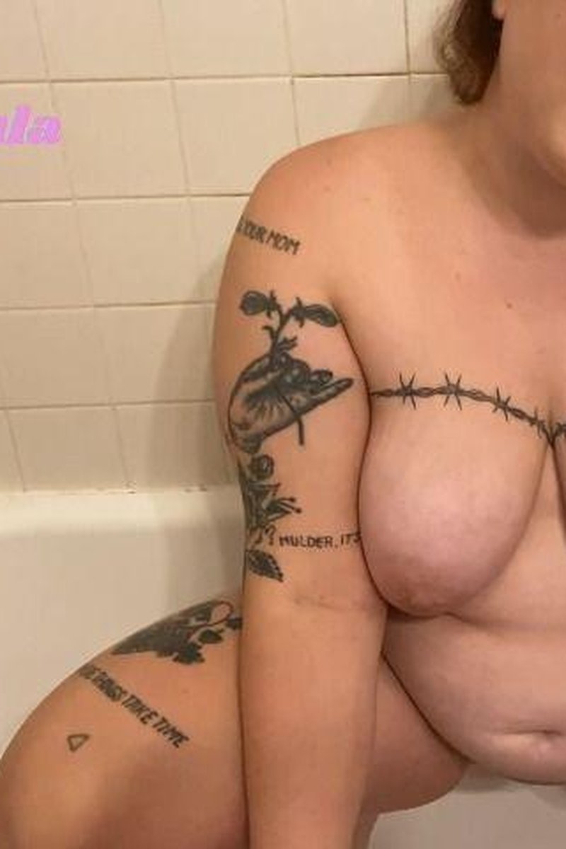 BBW Casually Pees - Screenshot 1 of 4 - BBW