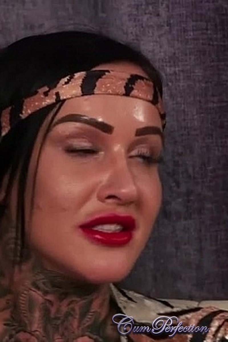 Fancy Dress - Screenshot 1 of 4 - Blowjob