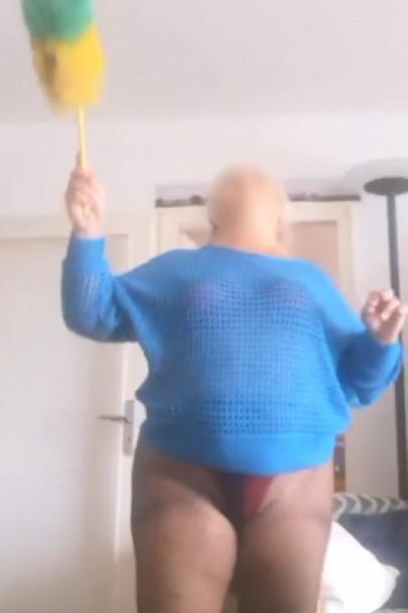 TP-manyvidsannapantyhosegranny-anna-at-work-cleaning-in-pantyhose