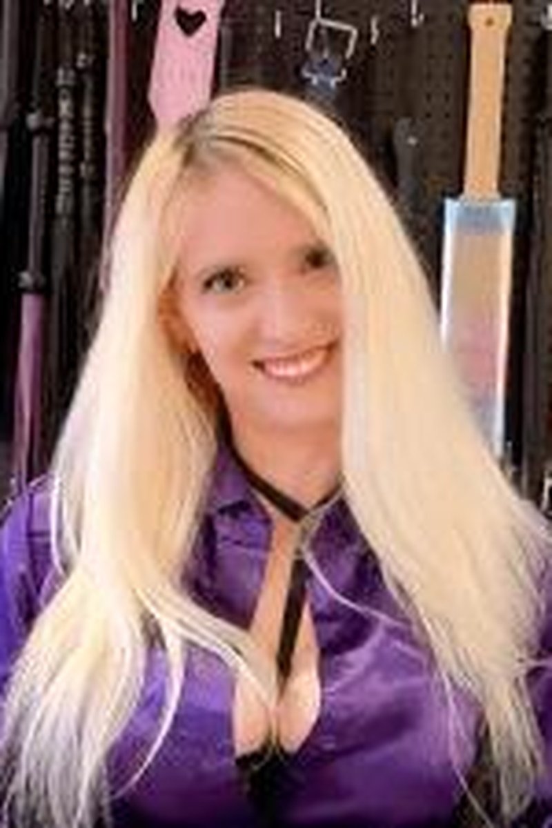 Purple Silk - Screenshot 1 of 4 - Blonde Hair (Female)