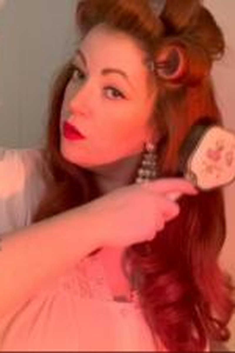 Removing Her Rollers - Screenshot 1 of 4 - Body Worship