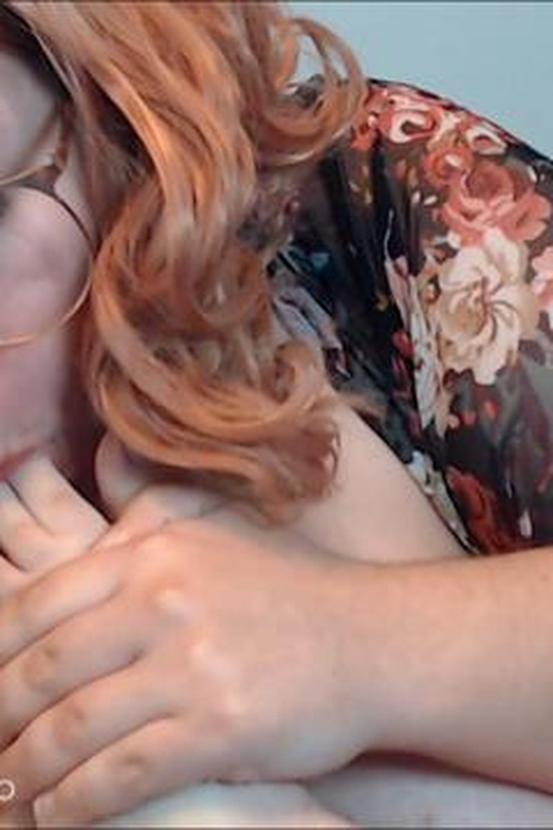 Sucking My Cute Long Toes - Screenshot 1 of 4 - BBW