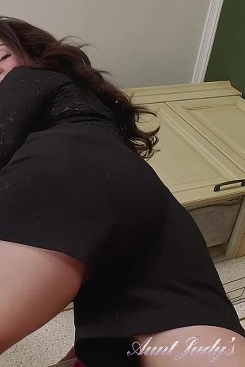 Lana Kitchen Striptease & Masturbation - Screenshot 1 of 4 - Brown Hair
