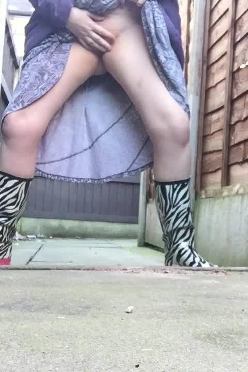 Arikajira Zebra Wellies Show Off Flash 1 - Screenshot 1 of 4 - BBW