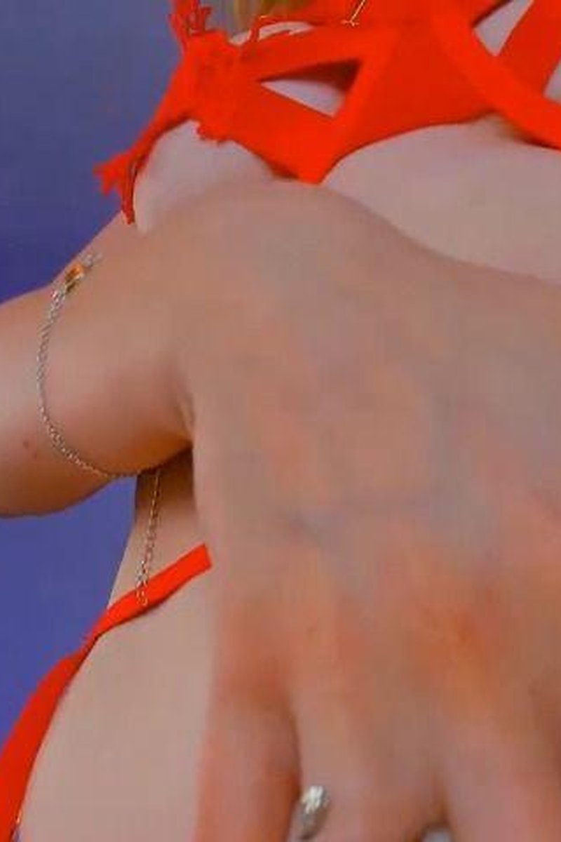 Red Lingerie Body Tour - Screenshot 1 of 4 - Curvy