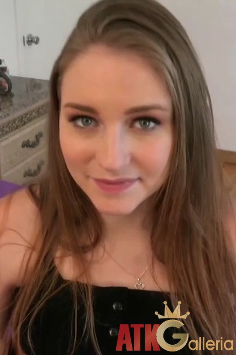 Ray Lynn - Interview - Screenshot 1 of 4 - Blond Hair
