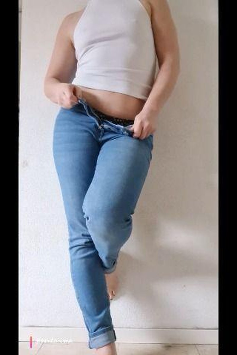 Step-Mommy Does A Striptease - Screenshot 1 of 4 - Ass Fetish