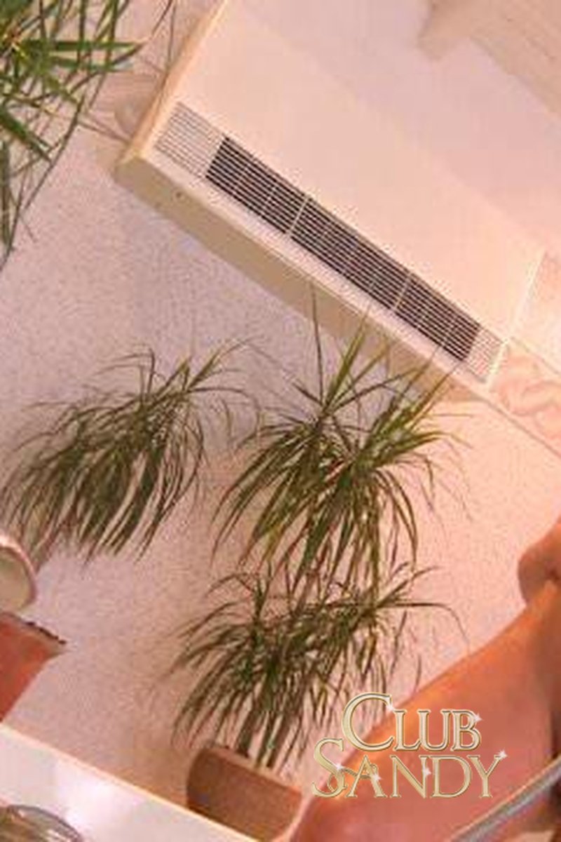 Bathroom Relax - Screenshot 1 of 4 - Babes