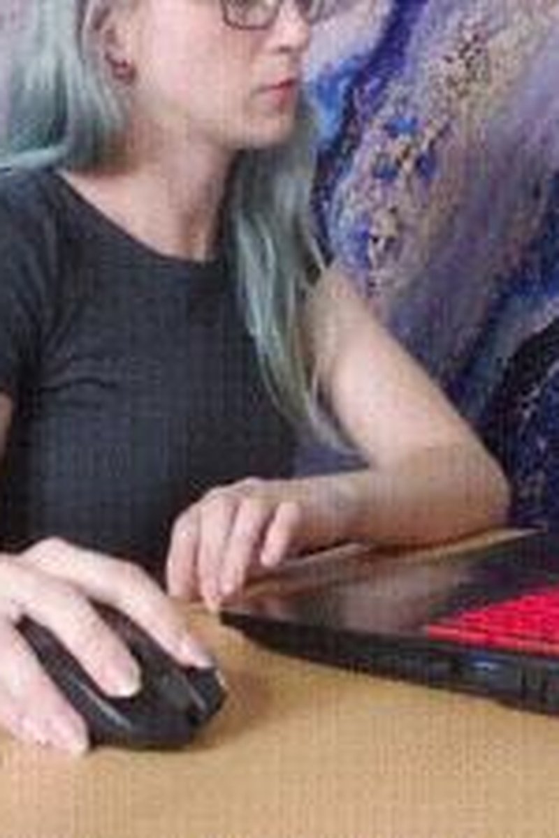 Nail Tapping Desk - Screenshot 1 of 4 - Finger Tapping