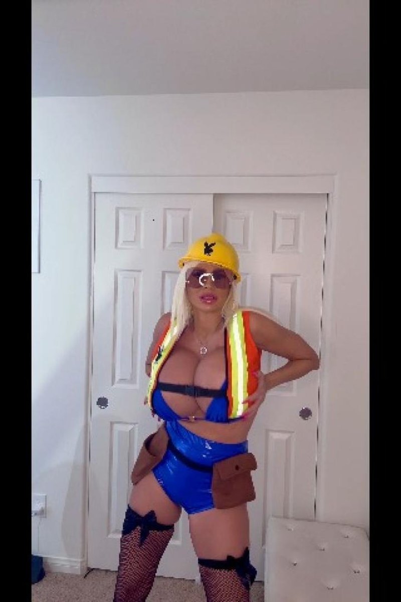 Construction Worker Playboy - Screenshot 1 of 4 - Blonde Hair (Female)