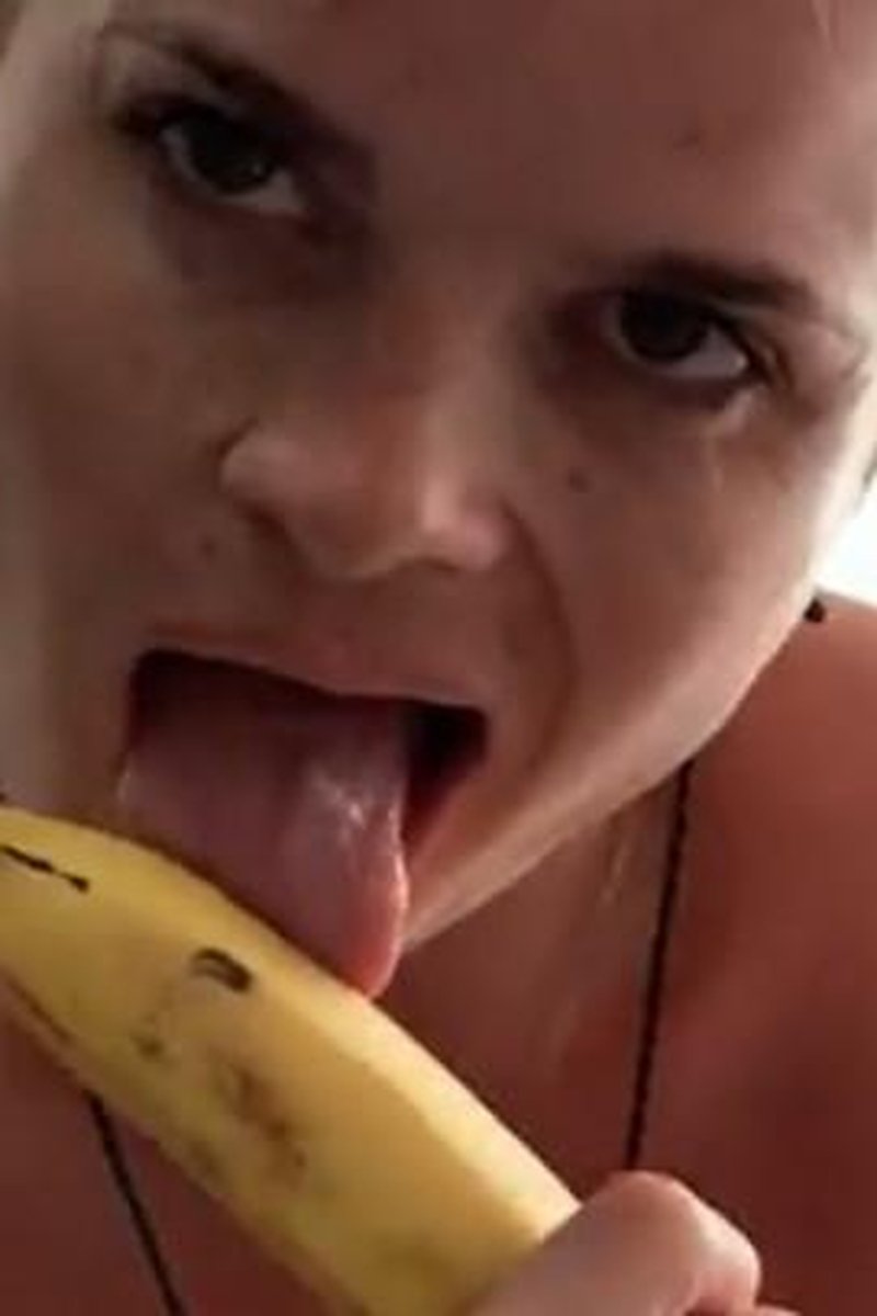 Je Me Branle Avec Une Banane - Screenshot 1 of 4 - Erotica