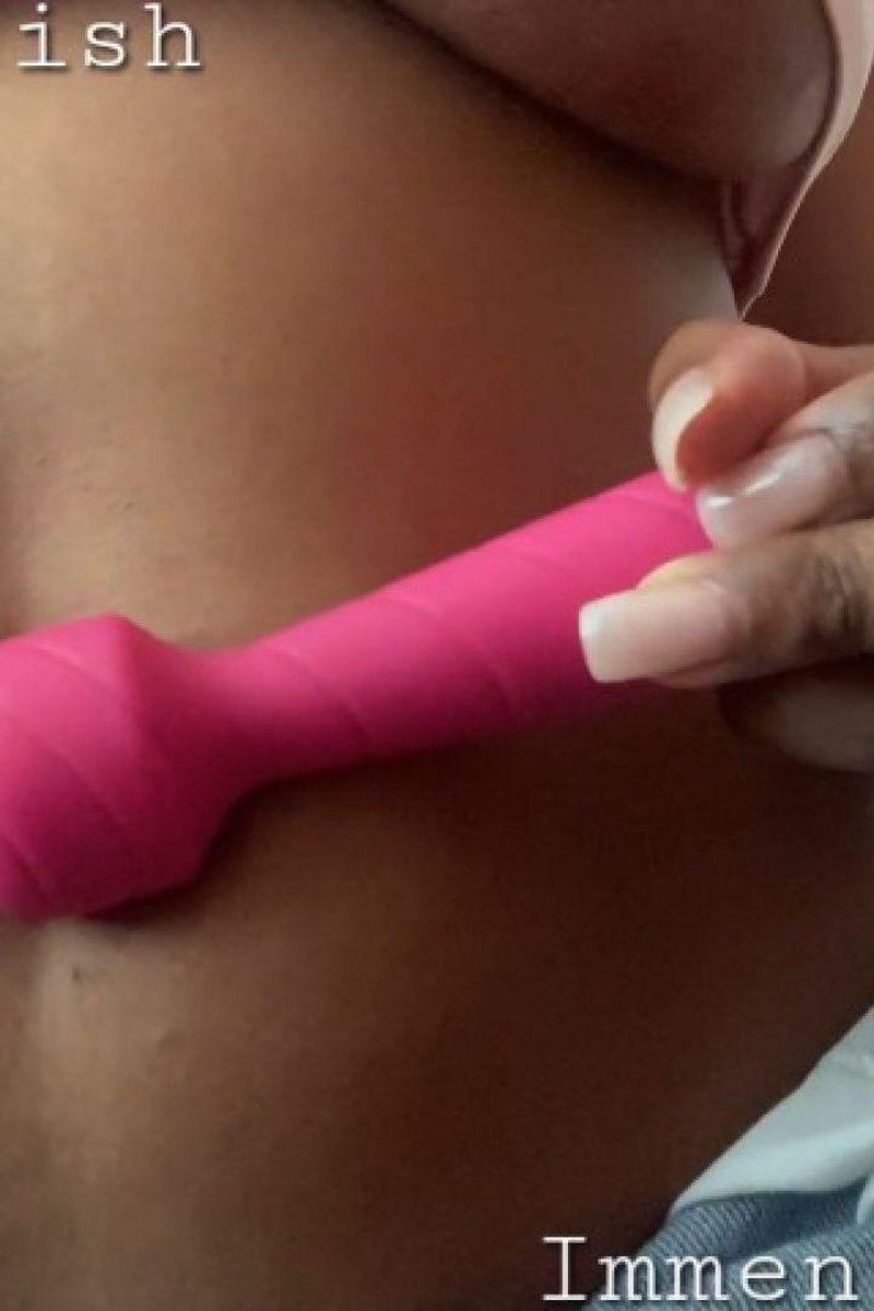 Addison Belly Button Play - Screenshot 1 of 4 - Belly Fetish