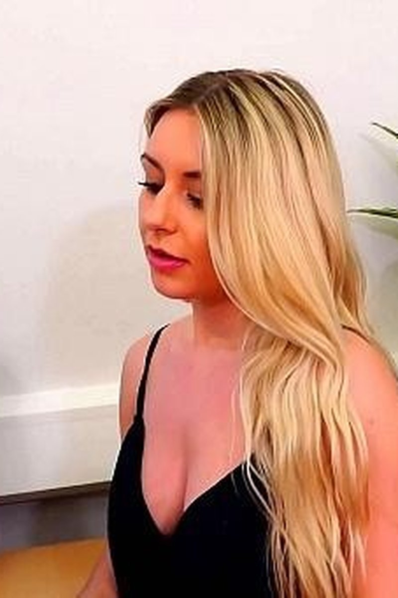 Elle Hunter - Screenshot 1 of 4 - Downblouse