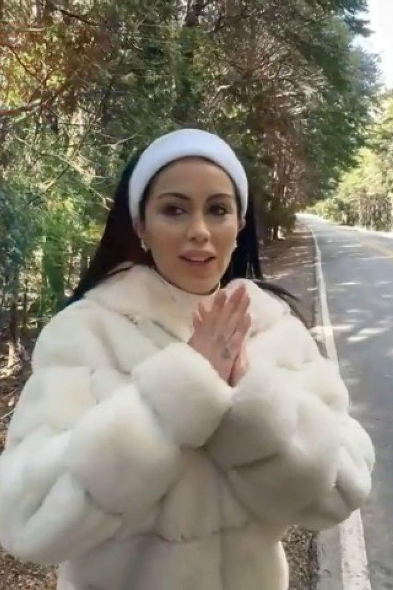 I'm Cold - Screenshot 1 of 4 - Latin Woman