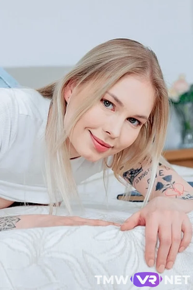 Cutie Gives a Welcoming Solo Show - Screenshot 1 of 4 - Blond Hair