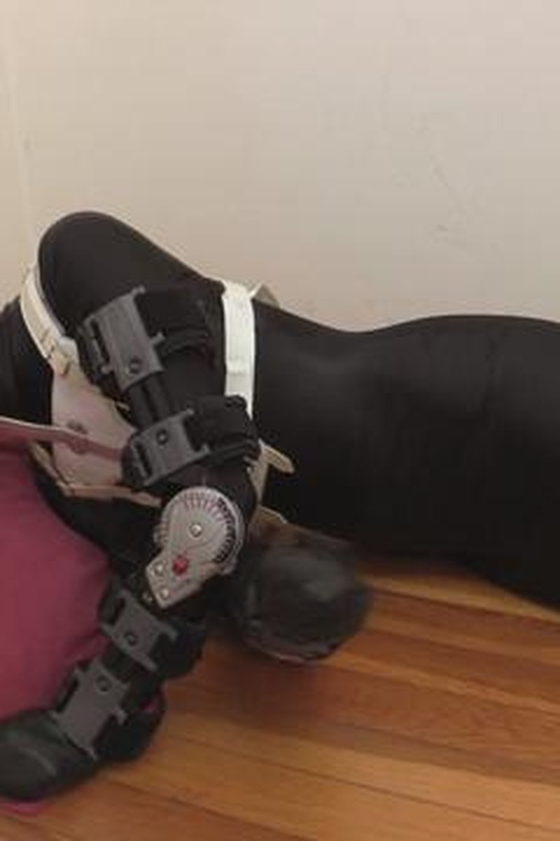 Braces And Compression - Screenshot 1 of 4 - BDSM