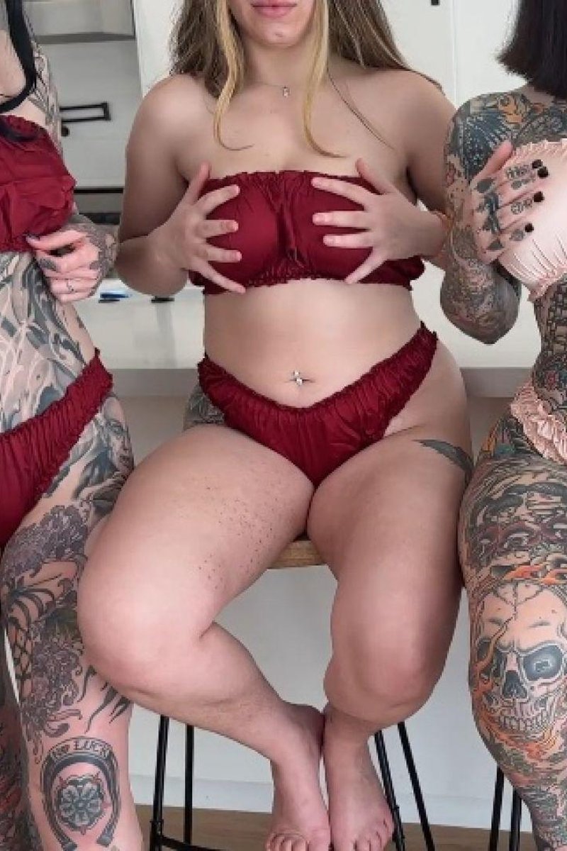 Lesbian 4Some In The Kitchen - Screenshot 1 of 4 - Alternative Girl