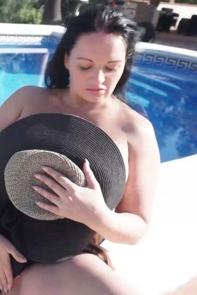 Playing By The Pool - Screenshot 1 of 4 - Babes