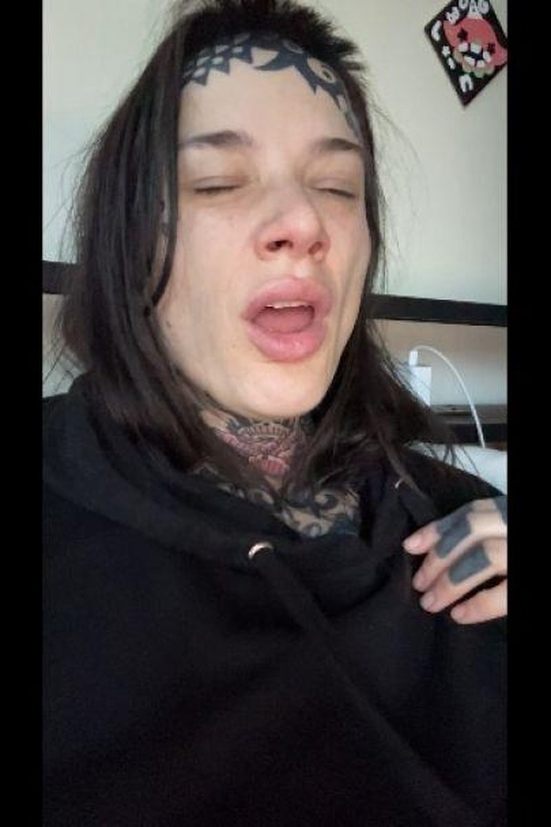 Makeup Less Sneezes - Screenshot 1 of 4 - Babes