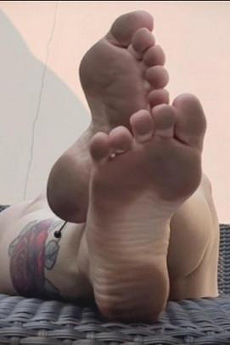 Sunbathing - Screenshot 1 of 4 - Foot Fetish