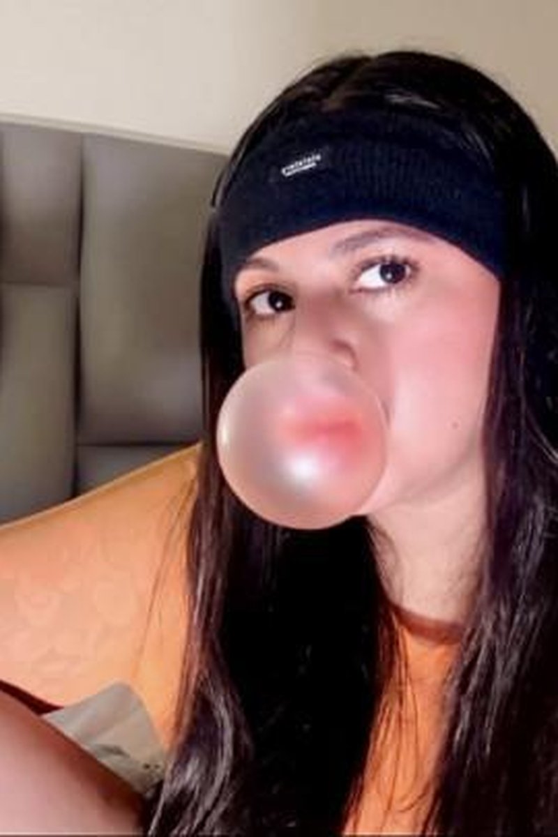 Chewing Bubble Gum - Screenshot 1 of 4 - Bubble Gum