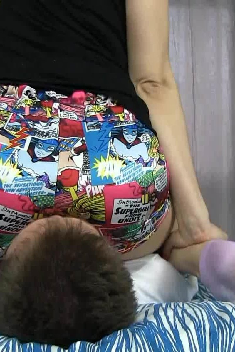 Victory Pose Sitting 3 HD - Screenshot 1 of 4 - Ass Smooshing