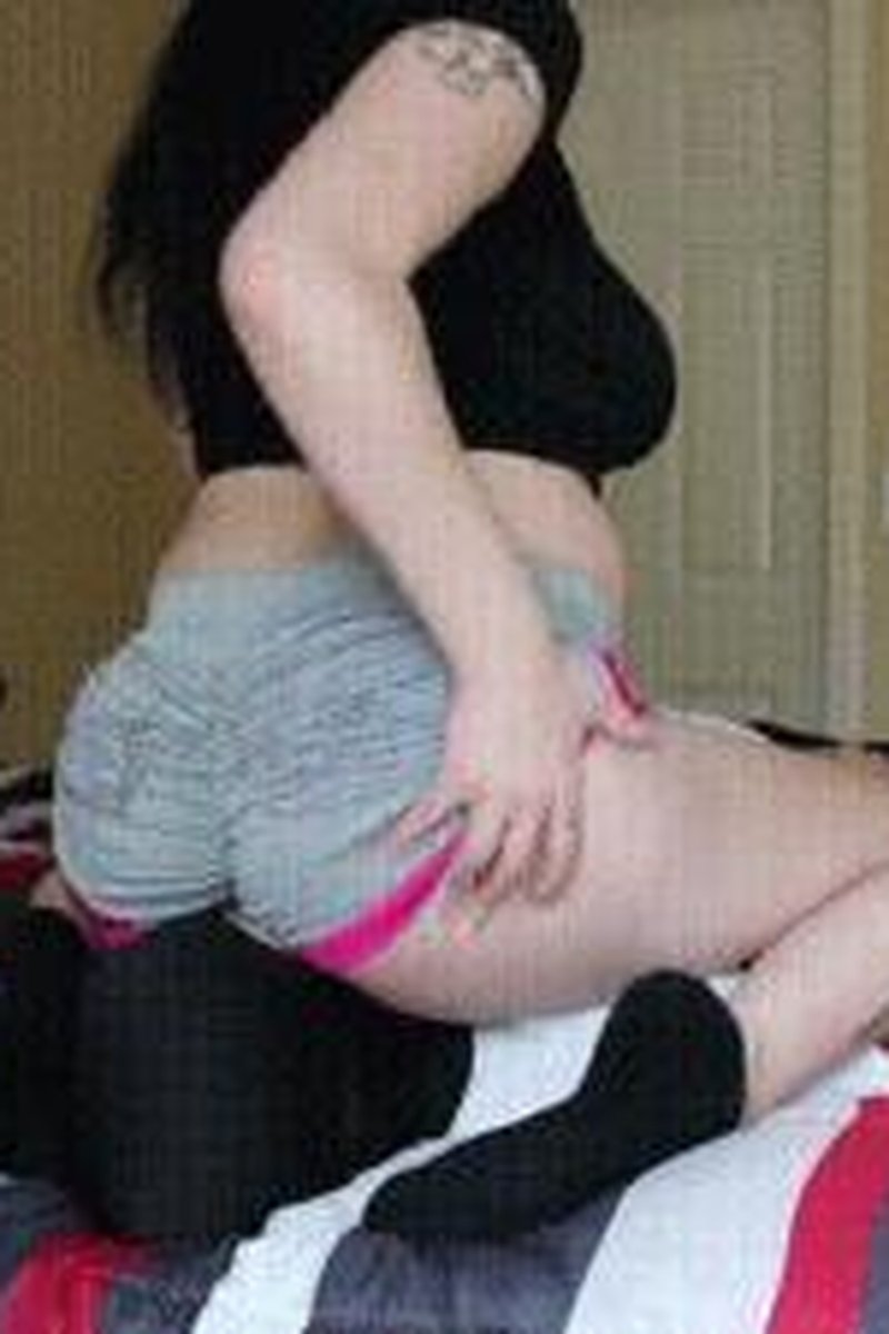 Facesitting + Ballbusting Slave - Screenshot 1 of 4 - Ass Fetish